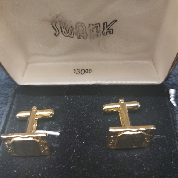A Set of Gold Colored UN-Monogramed Stylish Cuff Links - Picture 3 of 8